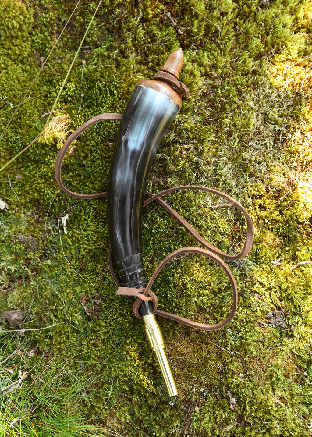 Corne à poudre à robinet en laiton et lanière en cuir Pirates Wares