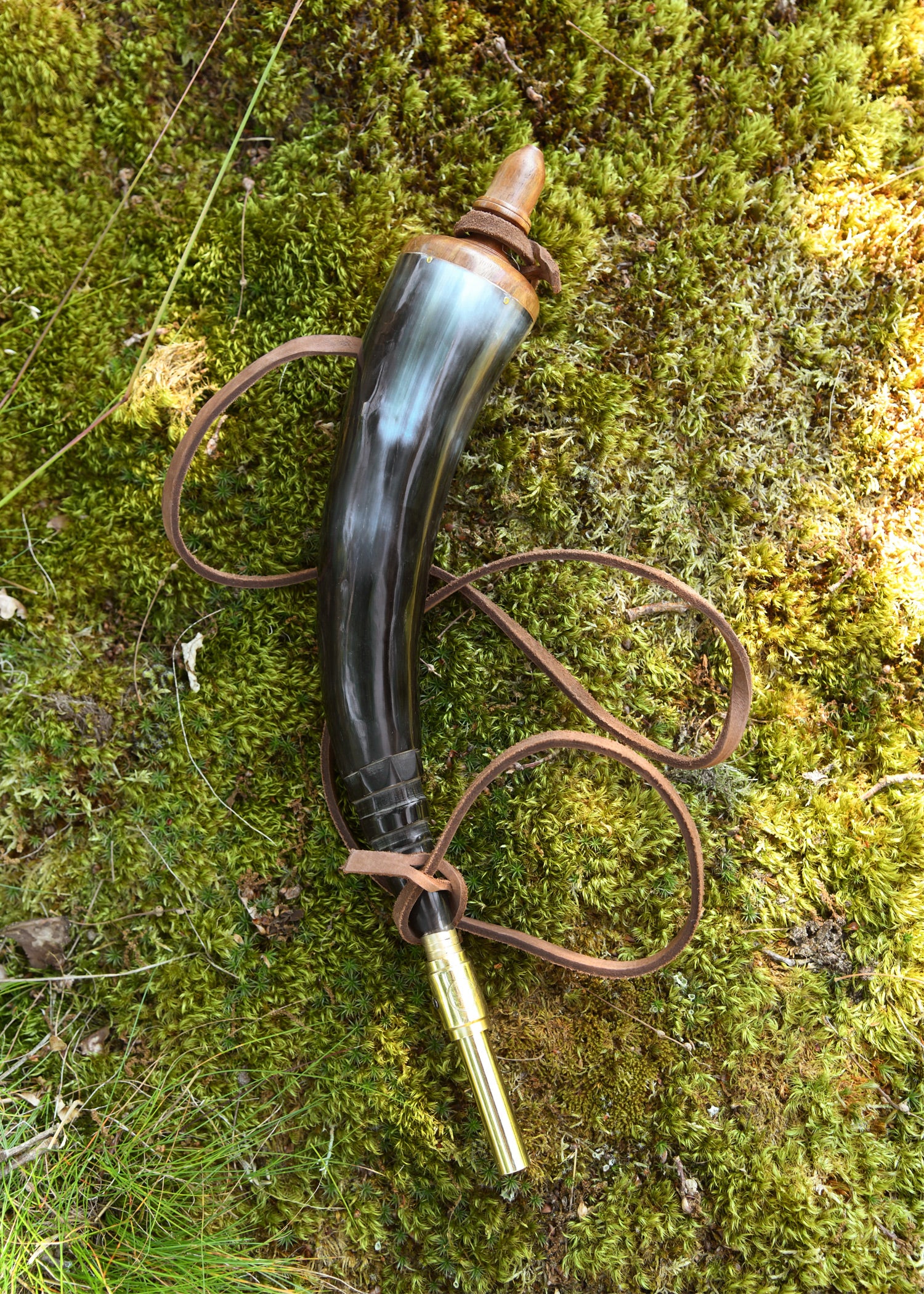 Corne à poudre à robinet en laiton et lanière en cuir Pirates Wares