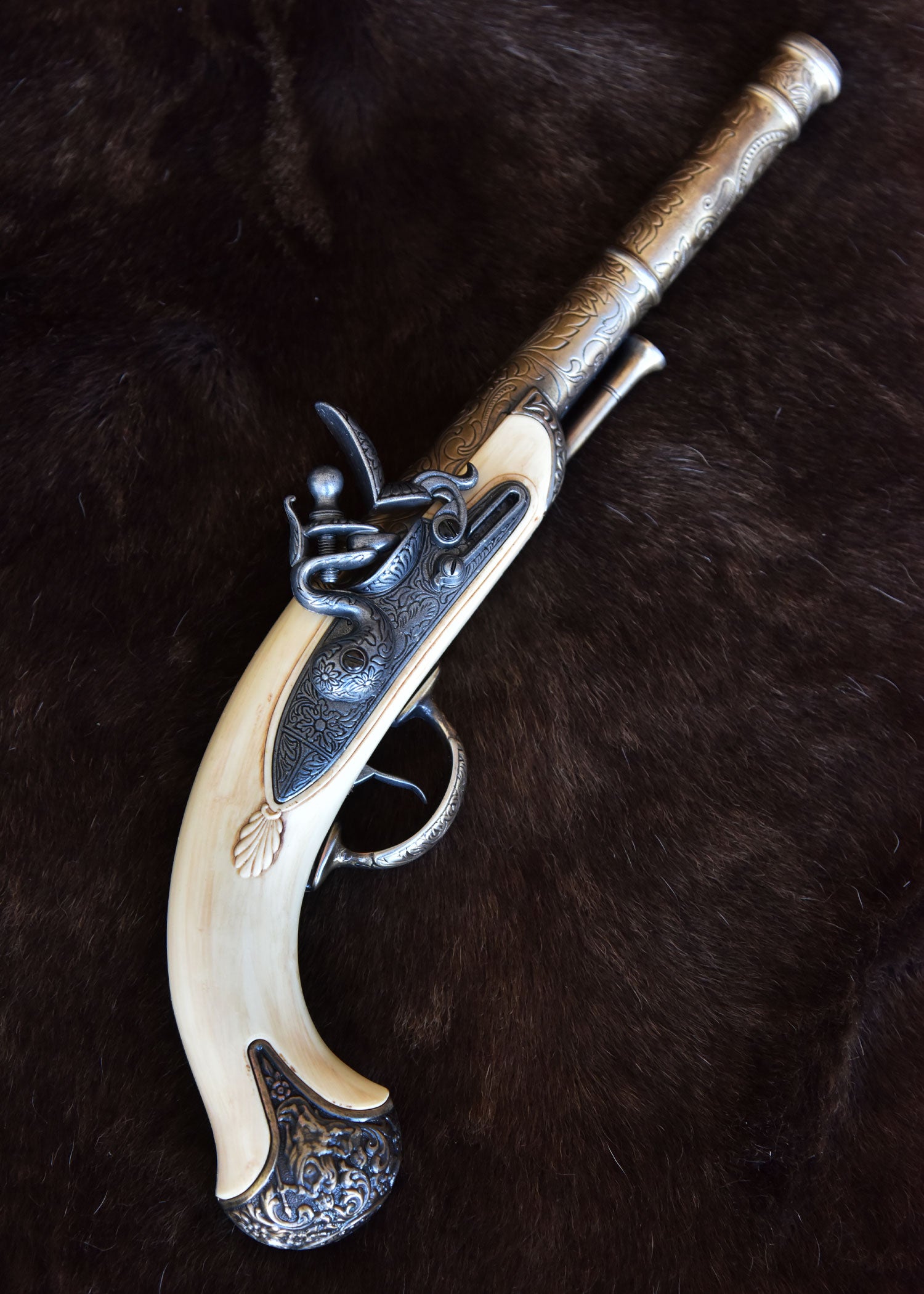 Pistolet pirate à silex façon ivoire et laiton Queen Anne, 18e siècle Pirates Wares