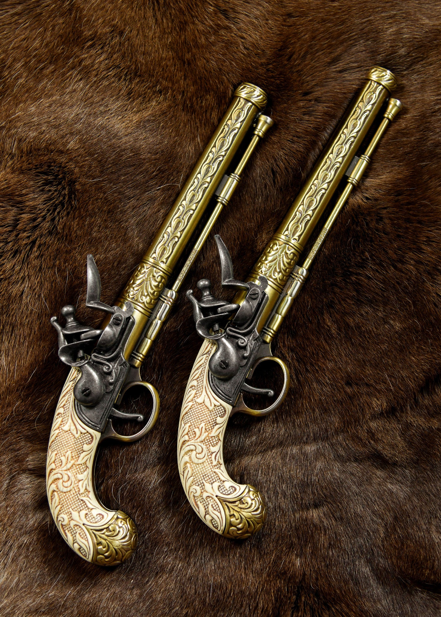 Pistolets de pirates laiton, crosse façon ivoire, set de 2, 18e siècle Pirates Wares